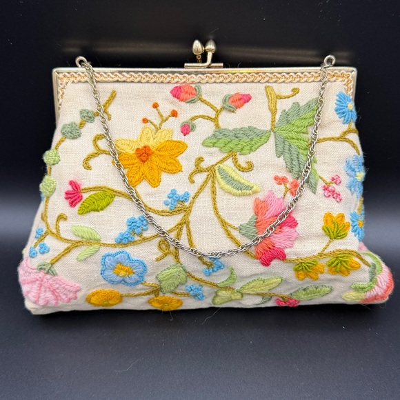 Floral Embroidered Clutch - Picture 4 of 9